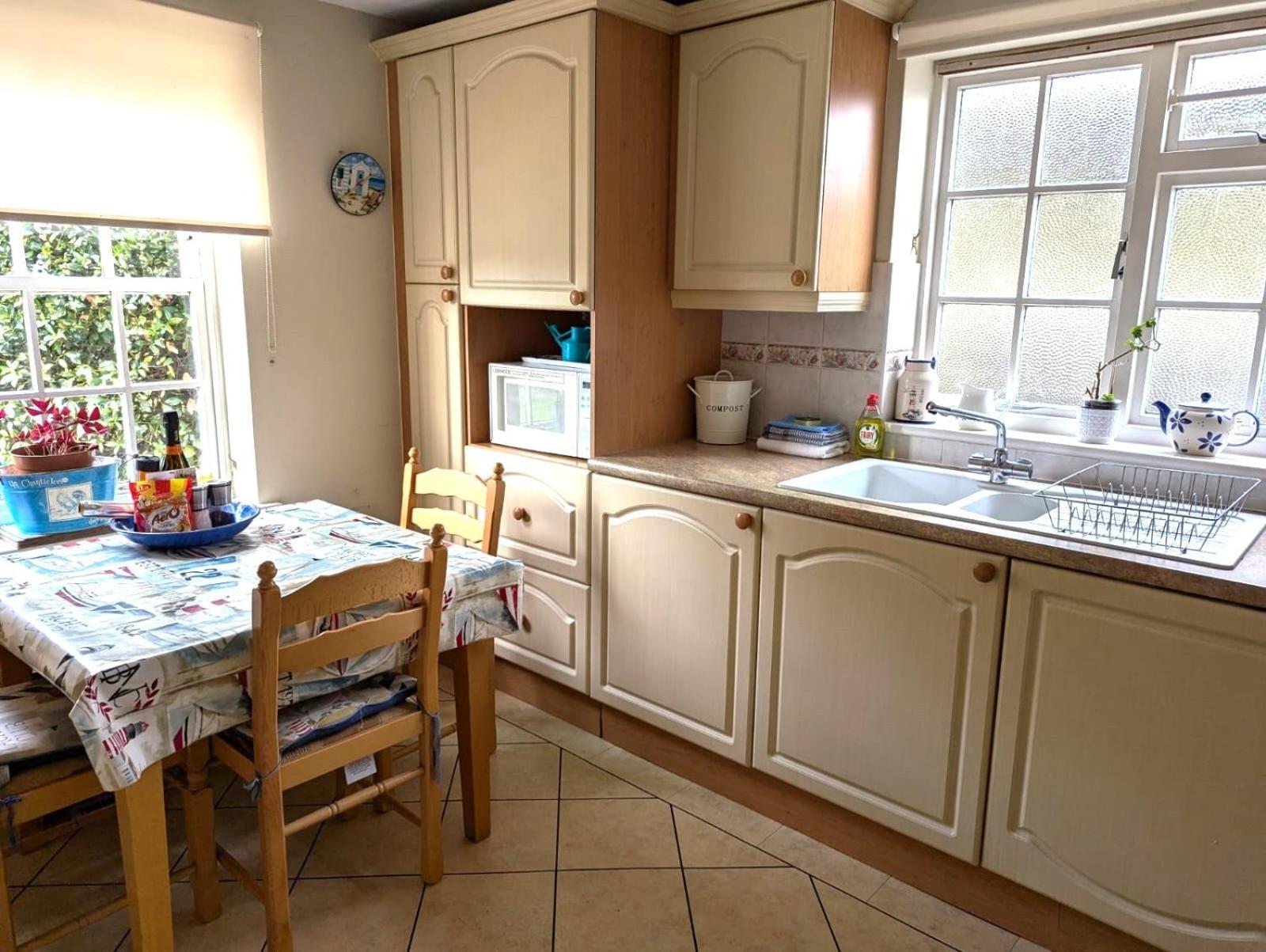 Georgian 2 Bedroom Apartment In Chichester With Free Parking - Chichester Holiday Properties Exteriér fotografie
